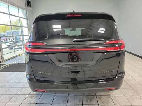 New 2026 Chrysler Pacifica Limited w/ S Appearance Package AWD/4WD image 5