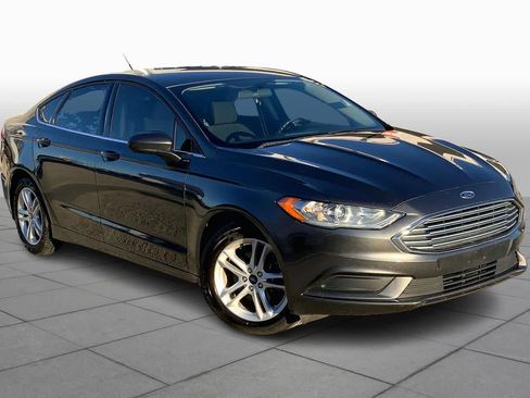 Used 2018 Ford Fusion SE w/ Fusion SE Technology Package image 2