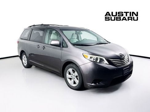 Used 2015 Toyota Sienna LE image 1
