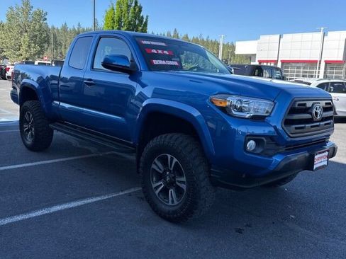 Used 2017 Toyota Tacoma SR5 w/ Tow Package AWD/4WD image 4