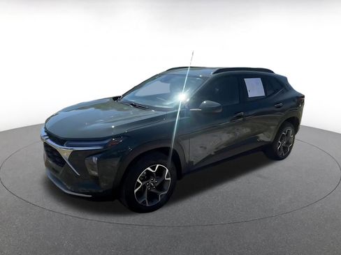 Used 2025 Chevrolet Trax LT w/ LT Convenience Package image 8