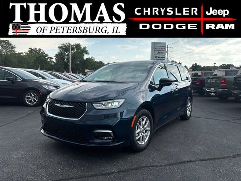 Used 2024 Chrysler Pacifica Touring-L FWD image 3