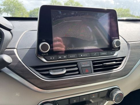 Used 2025 Nissan Altima 2.5 SV image 11