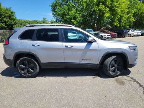 Used 2019 Jeep Cherokee Limited AWD/4WD image 2