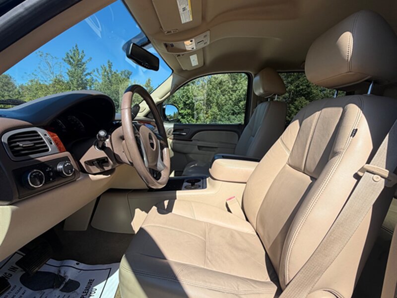 Used 2011 GMC Yukon XL SLT w/ SLT-2 Equipment Package AWD/4WD image 20