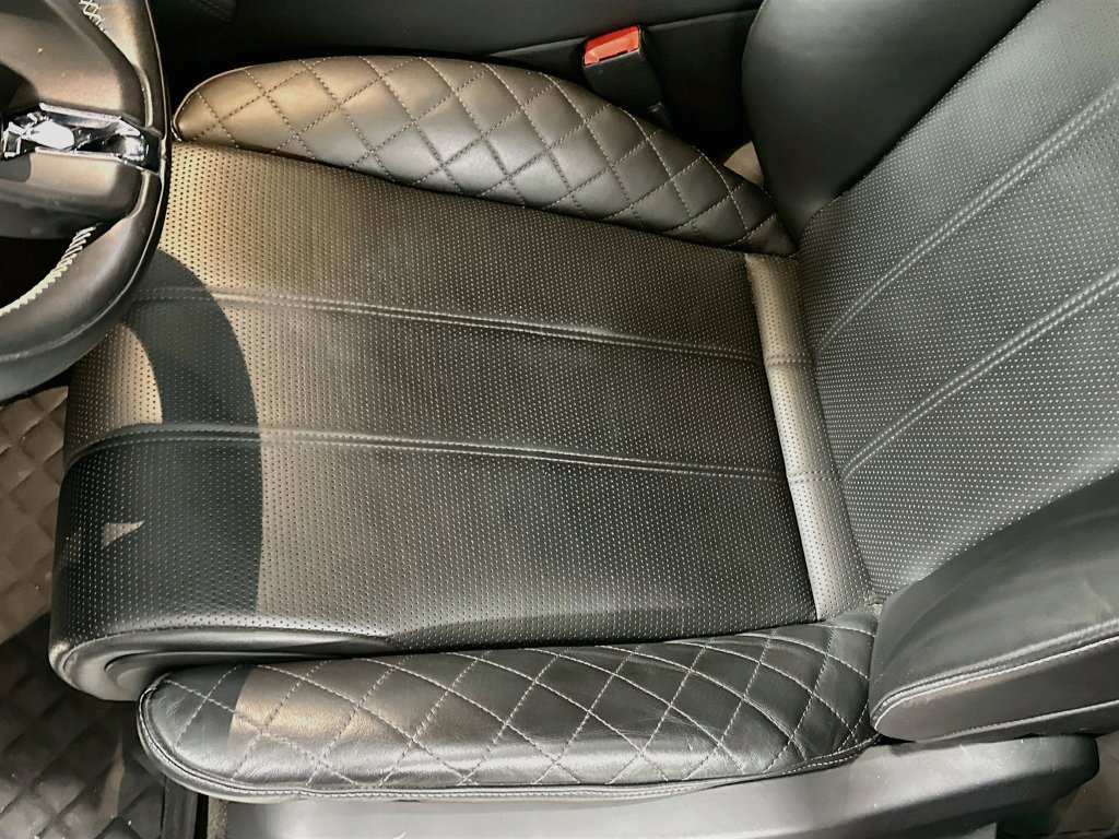 Used 2018 Bentley Bentayga AWD/4WD image 21