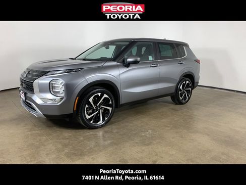 Used 2023 Mitsubishi Outlander SE image 1