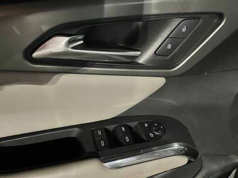 Used 2025 Chevrolet Traverse LT image 17