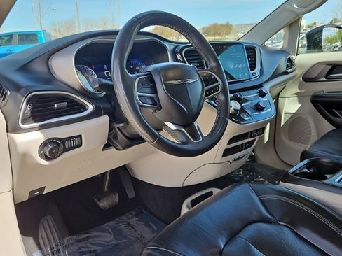 Used 2022 Chrysler Pacifica Touring-L FWD image 10