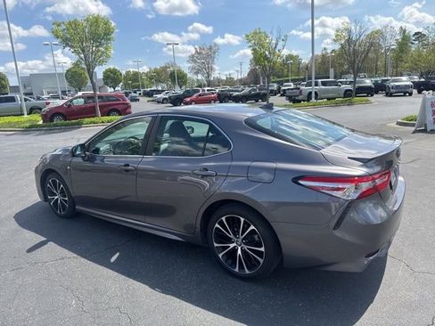 Used 2020 Toyota Camry SE FWD image 5