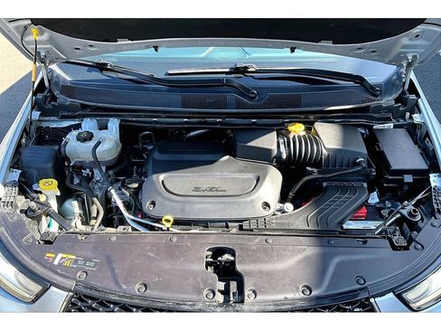Used 2024 Chrysler Pacifica Touring-L FWD image 10