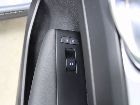 Used 2021 Volvo XC40 T5 Momentum image 31