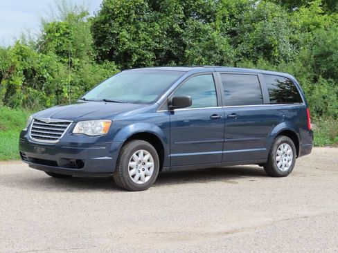 Used 2009 Chrysler Town & Country LX FWD image 8