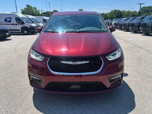 Used 2023 Chrysler Pacifica Touring-L AWD/4WD image 2
