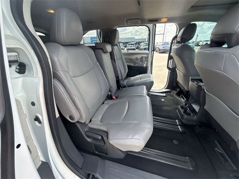 Used 2023 Toyota Sienna XLE image 17