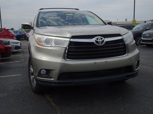 Used 2014 Toyota Highlander XLE FWD image 9