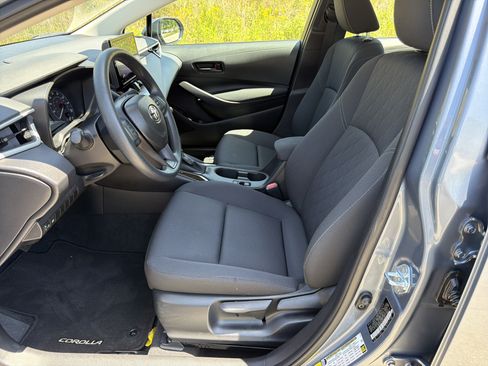 Used 2025 Toyota Corolla LE FWD image 9