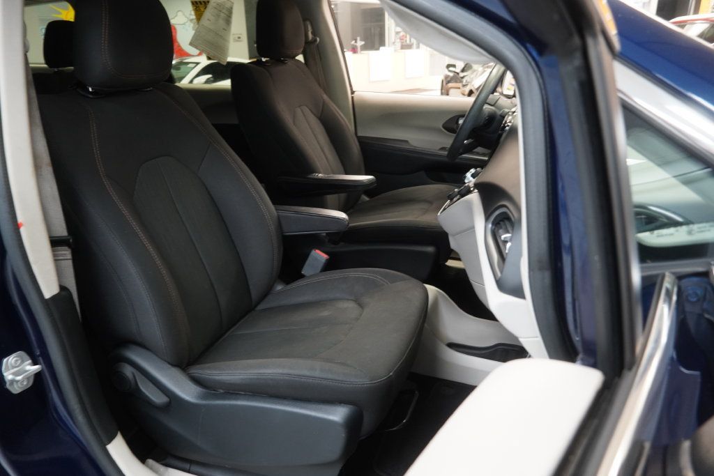 Used 2017 Chrysler Pacifica Touring FWD image 33