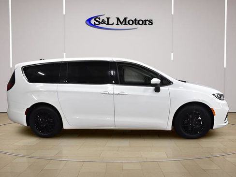 Certified 2023 Chrysler Pacifica Touring-L FWD image 10