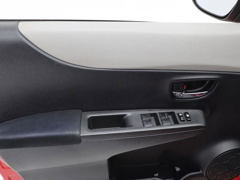 Used 2012 Toyota Yaris L image 14