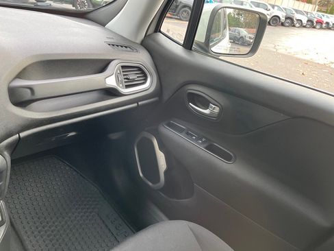 Used 2019 Jeep Renegade Latitude w/ Cold Weather Group image 18