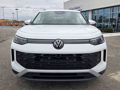 Used 2025 Volkswagen Tiguan SE image 2