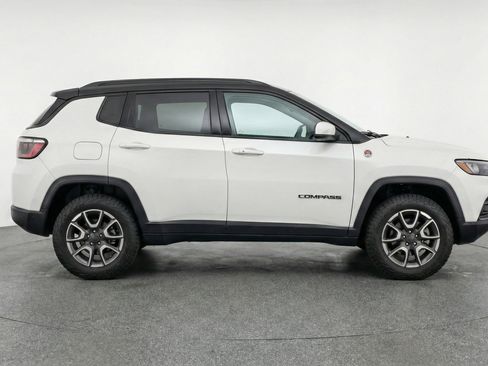 Used 2025 Jeep Compass Trailhawk AWD/4WD image 11
