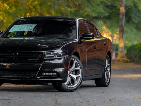 Used 2017 Dodge Charger SXT w/ Plus Group RWD image 28