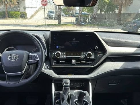 Used 2023 Toyota Highlander XLE FWD image 14