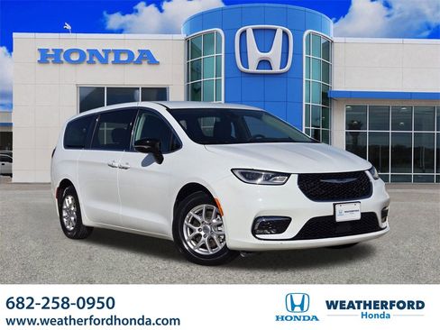Used 2024 Chrysler Pacifica Touring-L image 1