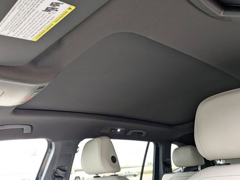 Used 2023 Volkswagen Tiguan SE R-Line image 16