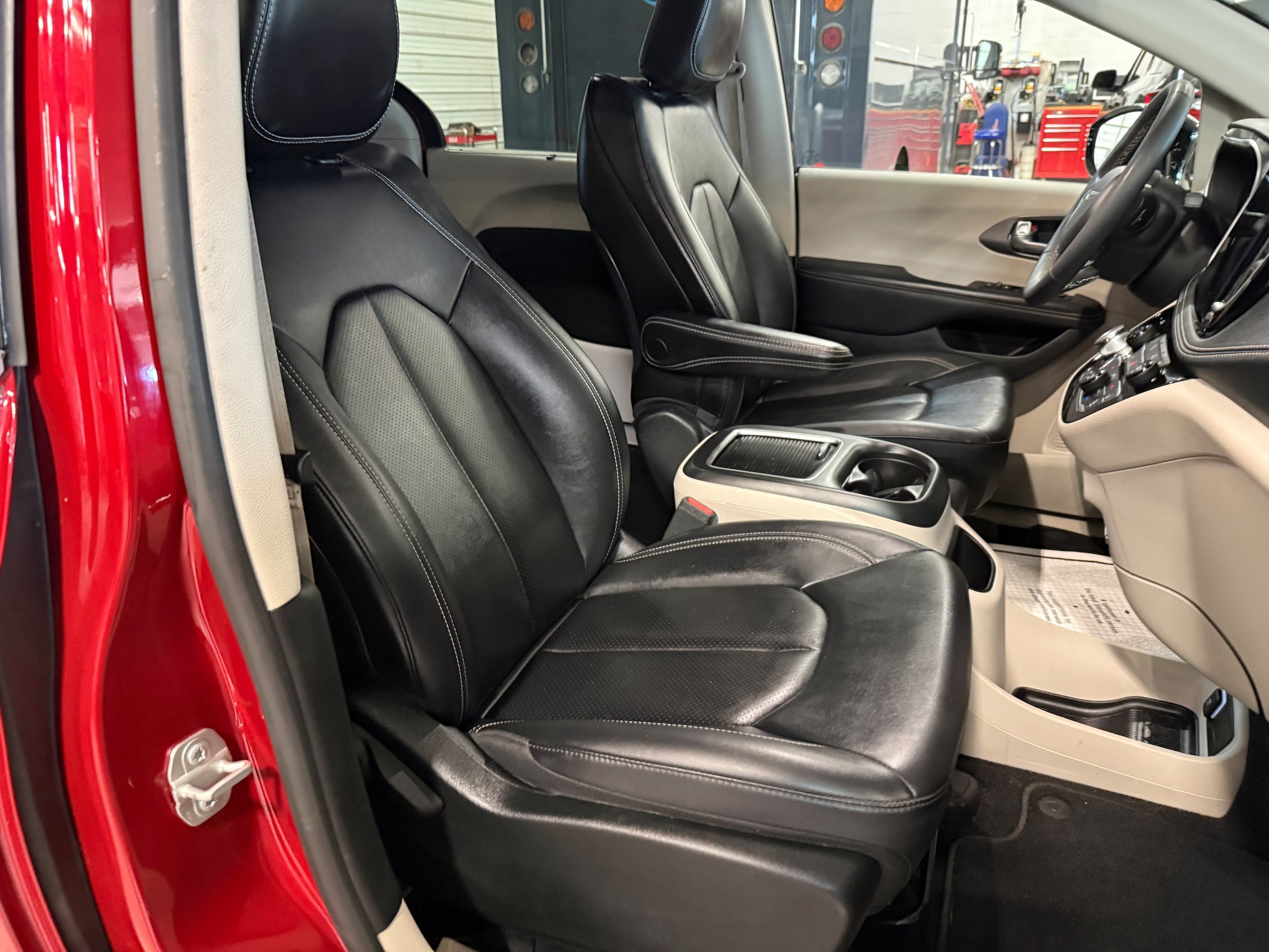 Certified 2024 Chrysler Pacifica Touring-L AWD/4WD image 8