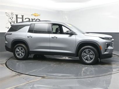 Used 2025 Chevrolet Traverse LT