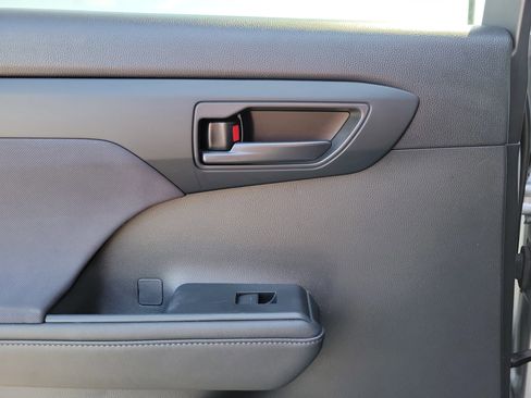 Used 2024 Toyota Highlander LE image 12