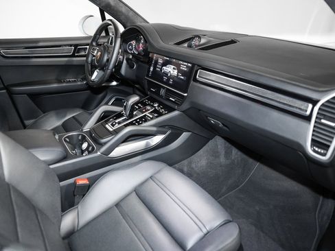 Used 2019 Porsche Cayenne Turbo w/ Sportdesign Package image 9