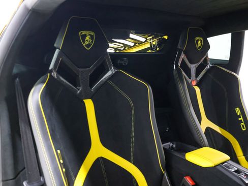 Used 2022 Lamborghini Huracan STO image 40
