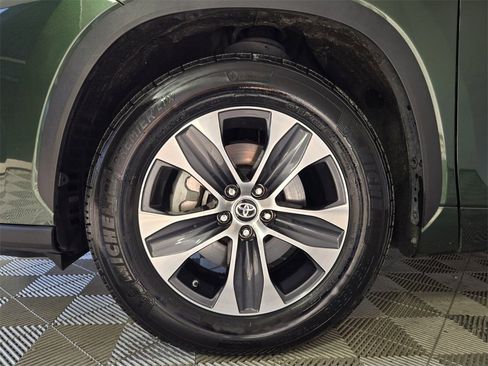 Used 2024 Toyota Highlander LE image 5