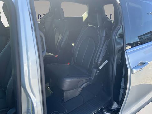 New 2026 Chrysler Pacifica Select image 10