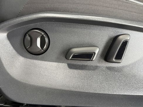 Used 2024 Volkswagen Tiguan SE image 20