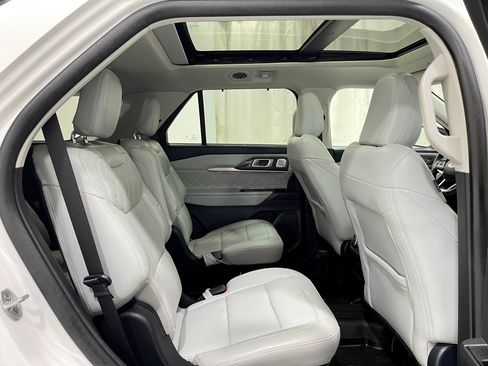 Used 2025 Ford Explorer Platinum w/ Ultimate Package AWD/4WD image 31