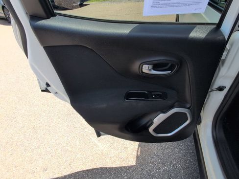 Used 2018 Jeep Renegade Latitude w/ Safety & Security Group AWD/4WD image 14