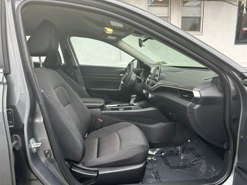 Used 2025 Nissan Altima 2.5 SV FWD image 10