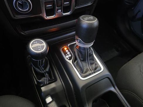 Used 2022 Jeep Wrangler Unlimited Sahara AWD/4WD image 16