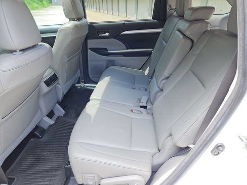 Used 2018 Toyota Highlander XLE AWD/4WD image 38
