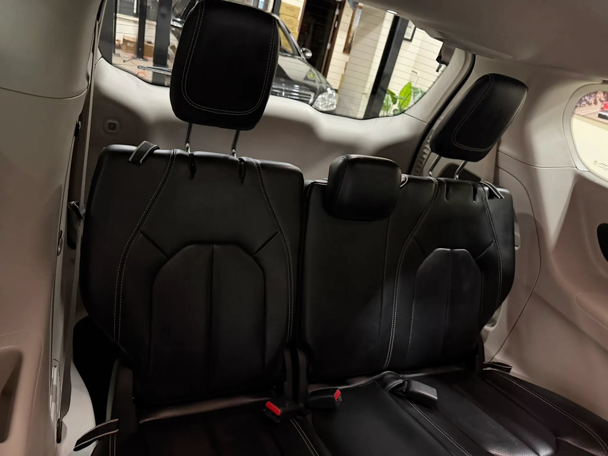 Used 2023 Chrysler Pacifica Touring-L FWD image 34
