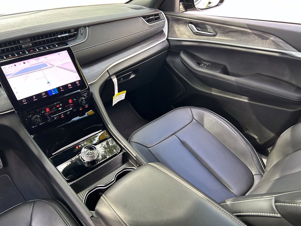 Certified 2025 Jeep Grand Cherokee Limited RWD image 12