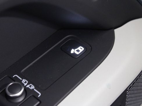 Used 2022 Land Rover Defender 90 X-Dynamic S image 9