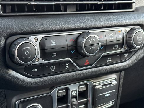 New 2025 Jeep Gladiator Willys image 18