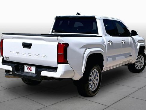 Used 2025 Toyota Tacoma SR5 AWD/4WD image 13