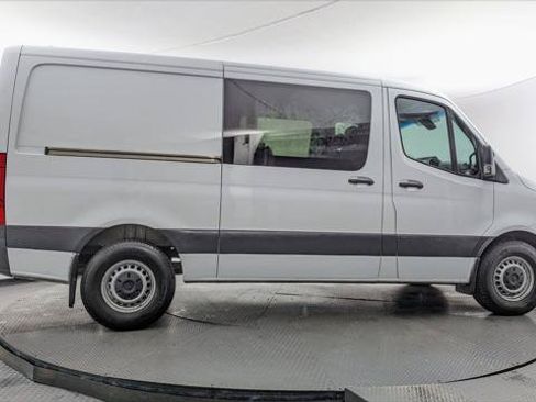 Used 2022 Mercedes-Benz Sprinter 2500 image 9